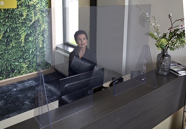 STAS plexi stojan 115x80cm s výřezem