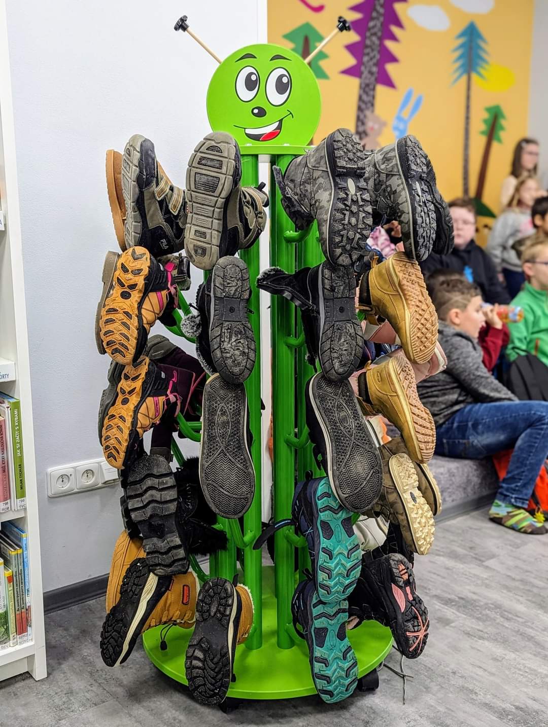 Pojízdný stojan na boty Stonožka Botka