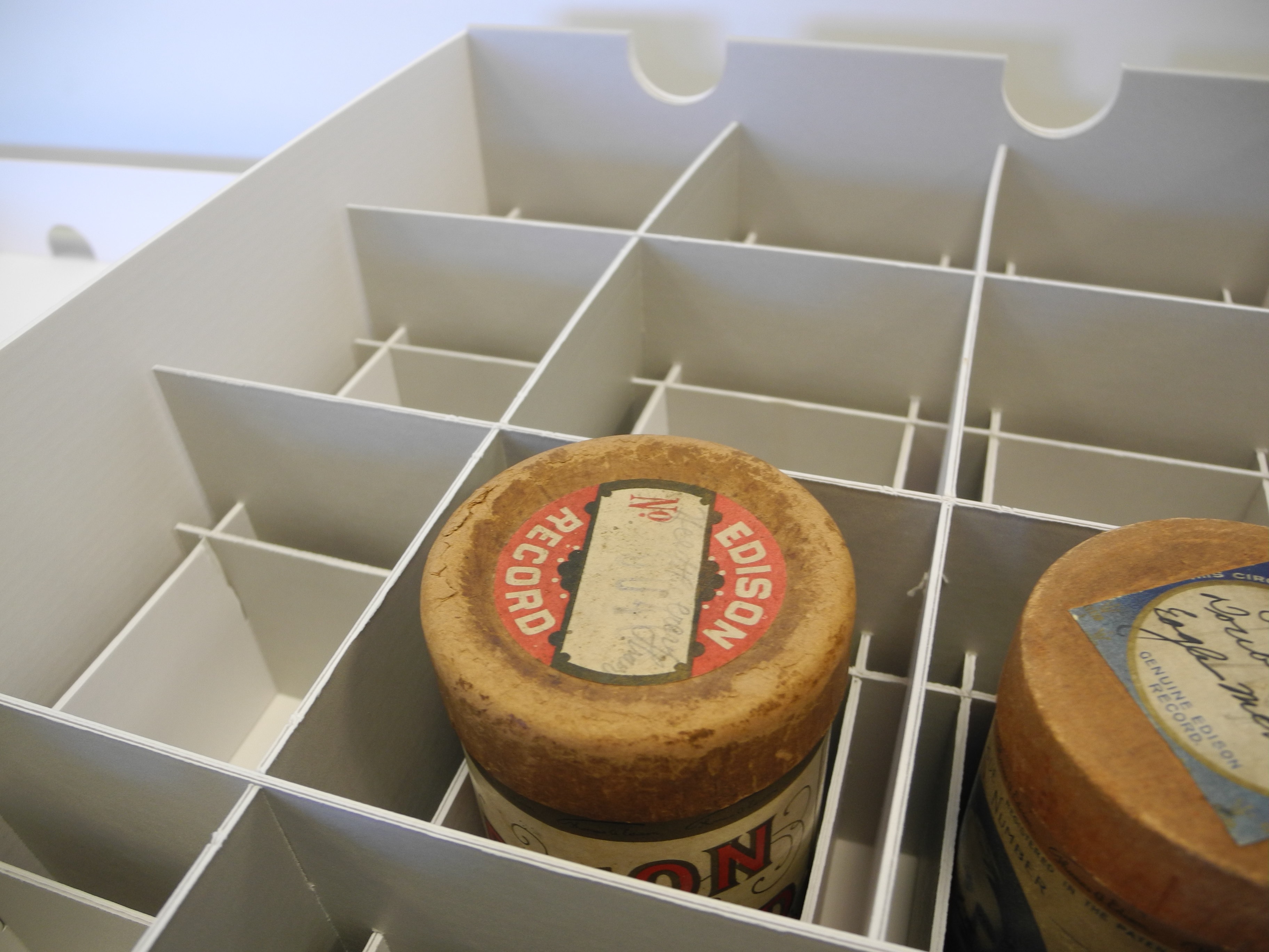 Krabice pro uložení obalů na fonografické válečky