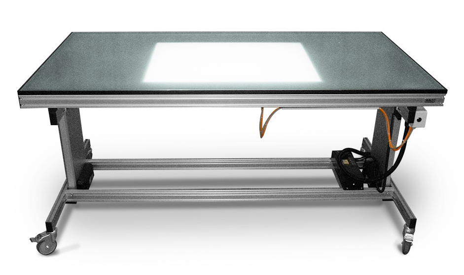 Osvětlený skleněný stůl