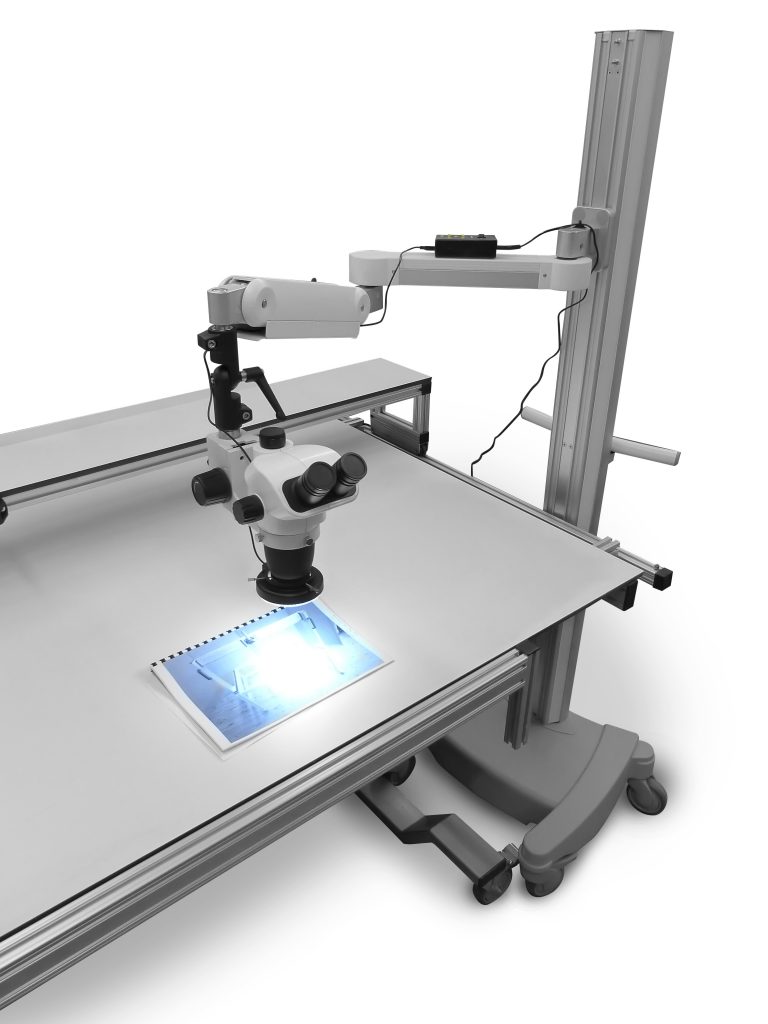 Stojan pro mikroskop s posuvným ramenem