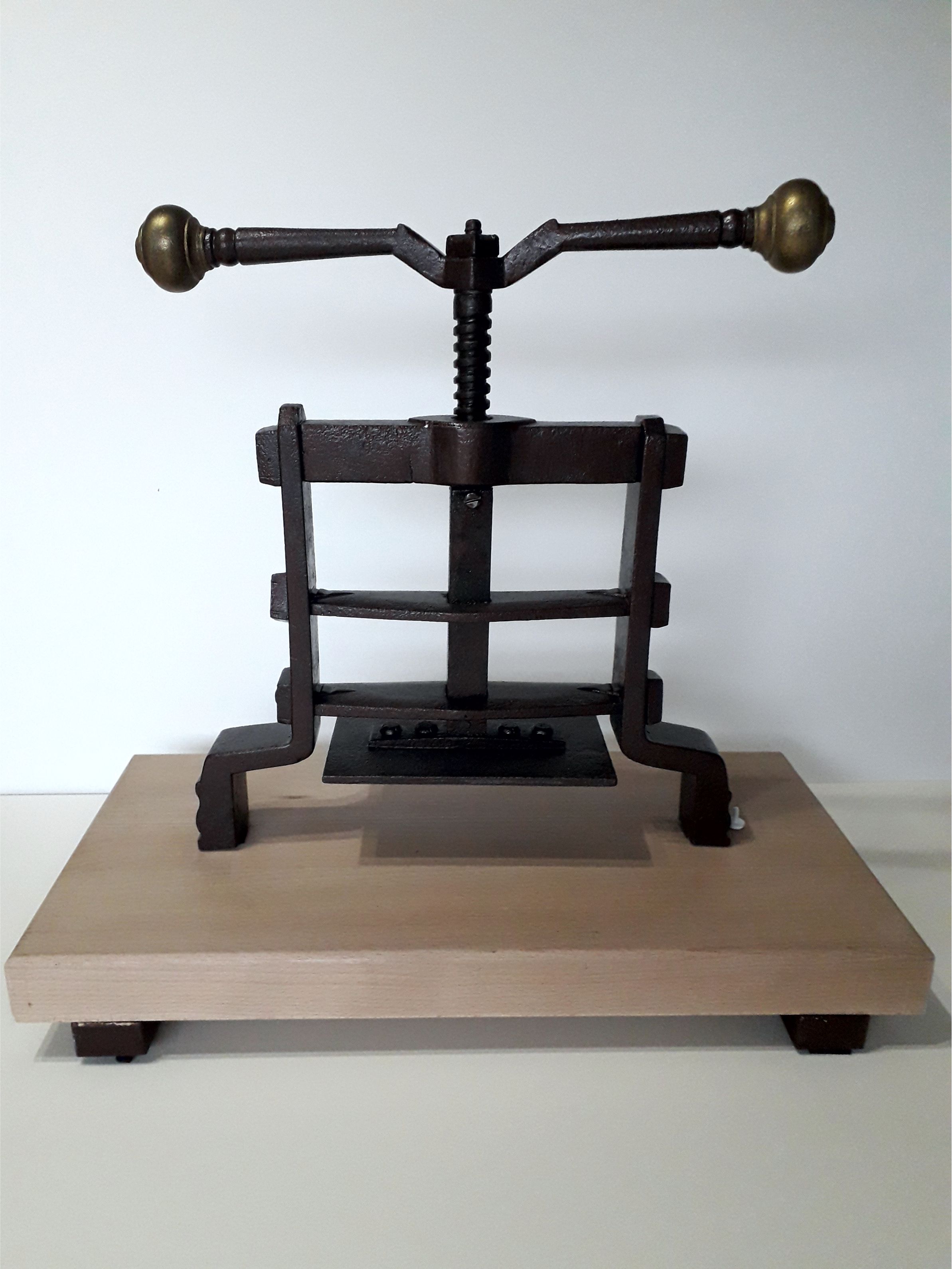 Knihařský lis BAZAR